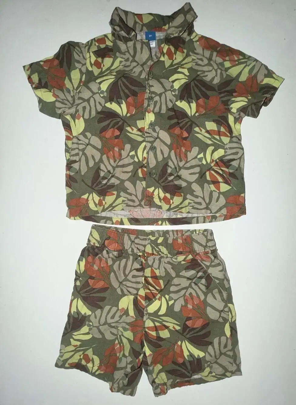 Old Navy Toddler Boys Leaf Print Button-Down Shirt and Shorts 2-Piece Set 3T